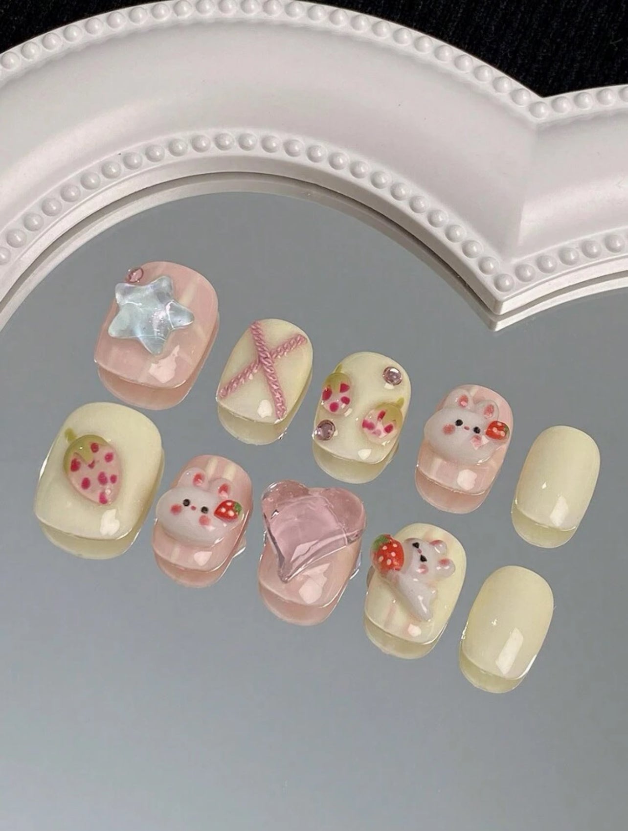 Picnic Date 🧺 - Press on nails (10Pcs, Short Square)